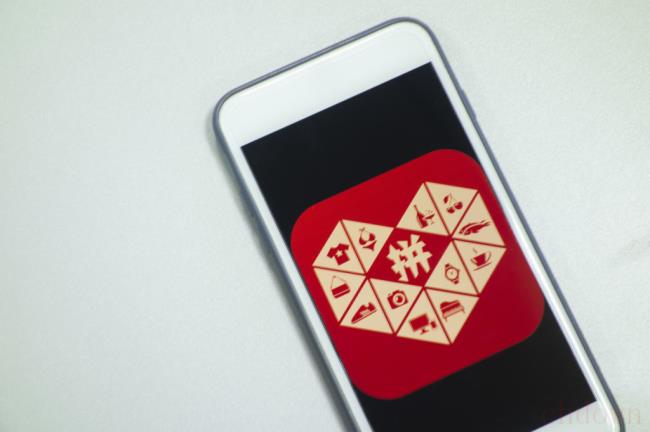 为什么手机屏幕突然变成黑白的了