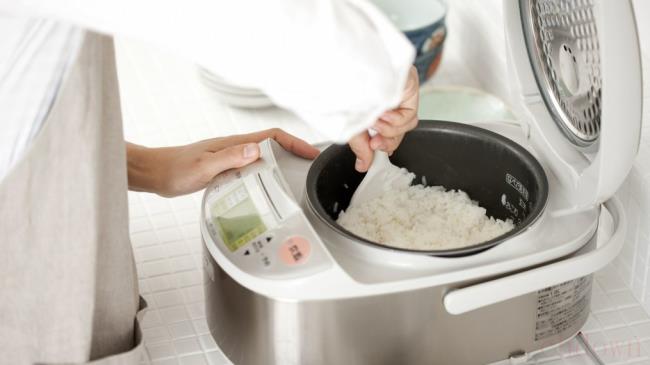 电饭锅热饭用加水嘛