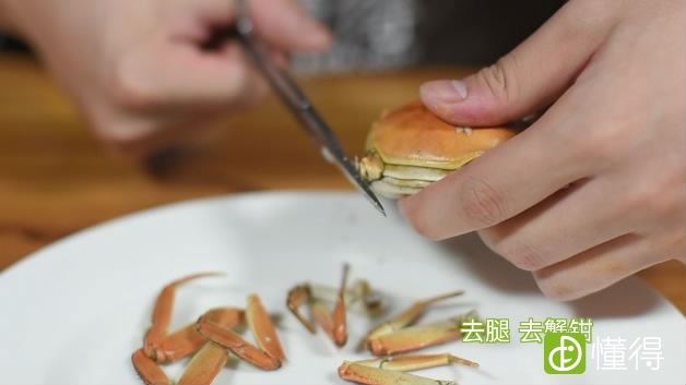 螃蟹的做法-去蟹钳、蟹腿