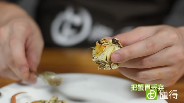 螃蟹的做法-蟹胃丢掉