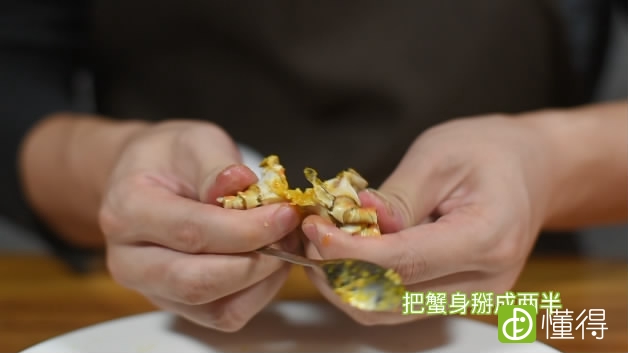 螃蟹的做法-掰两半