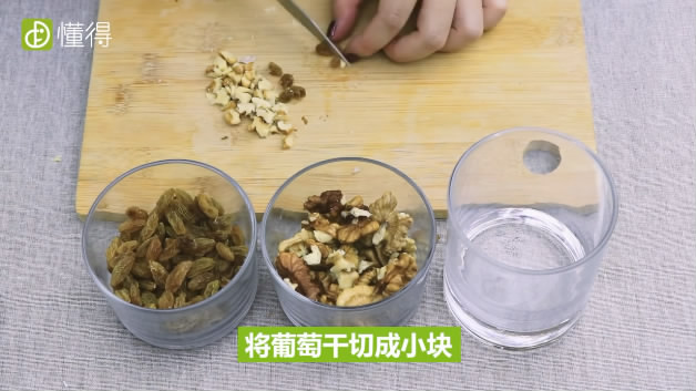 核桃的吃法-将核桃、葡萄干切小块备用