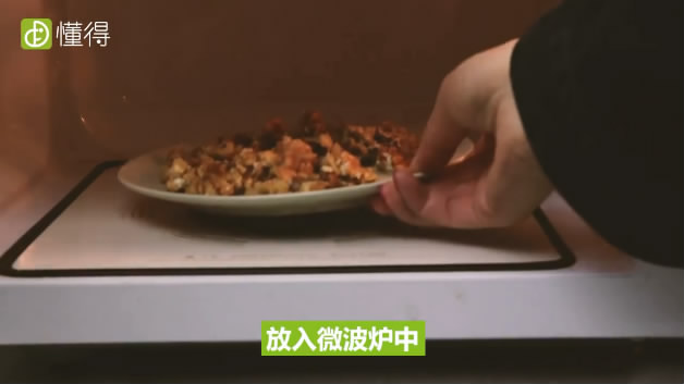 核桃的吃法-放入微波炉加热12分钟