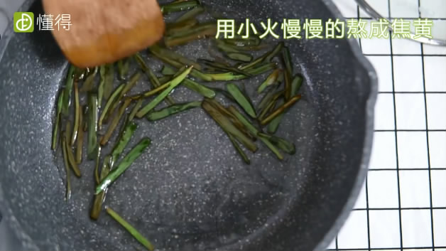 怎么做葱油拌面-小火把葱段熬成焦黄