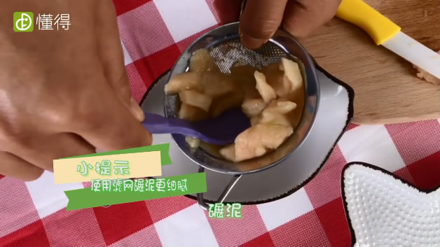 六个月宝宝食谱-苹果蒸熟去皮压泥