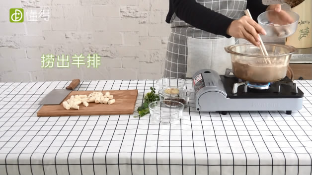 羊排炖山药的做法-山药切段取出羊排