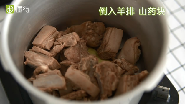 羊排炖山药的做法-在锅内加入羊排山药块