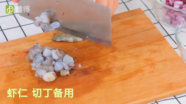 怎样做虾仁炒饭-将虾仁切丁备用