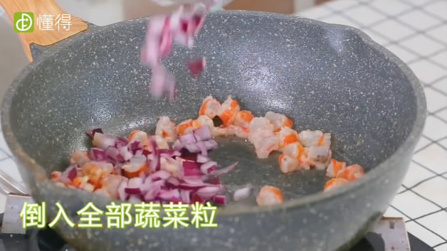 怎样做虾仁炒饭-倒入全部蔬菜粒