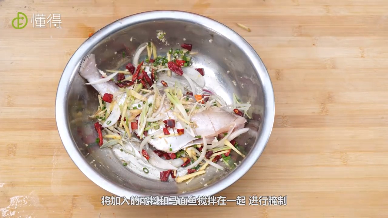 将配料和马面鱼搅拌在一起进行腌制