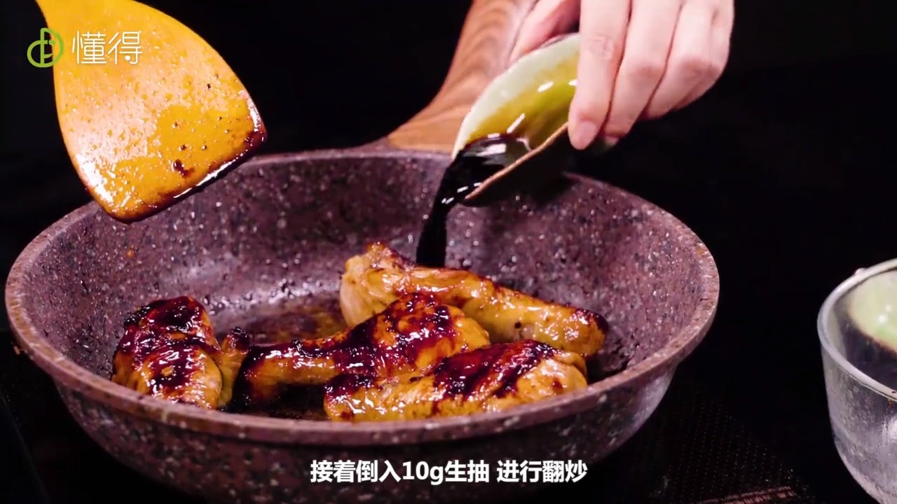倒入10g生抽进行翻炒