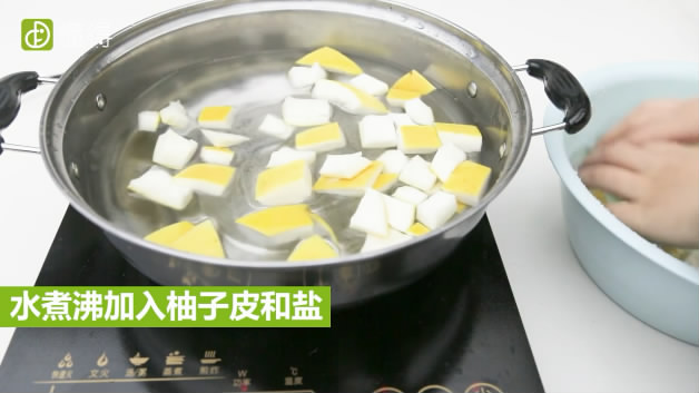 柚皮糖的做法-水中加柚子皮和盐