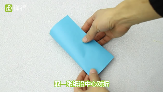 如何折一把锁-把纸对折并展开再将四角沿中线对折翻面画上锁孔