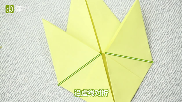 如何折小鸡-将折纸沿着所示虚线内折