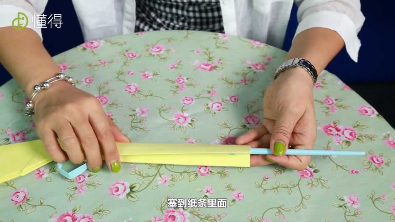 将圆纸筒剪去多余部分后塞进纸条里
