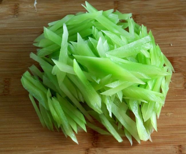 莴苣怎么保存才能保鲜（莴苣可放于冰箱冷藏区保鲜）