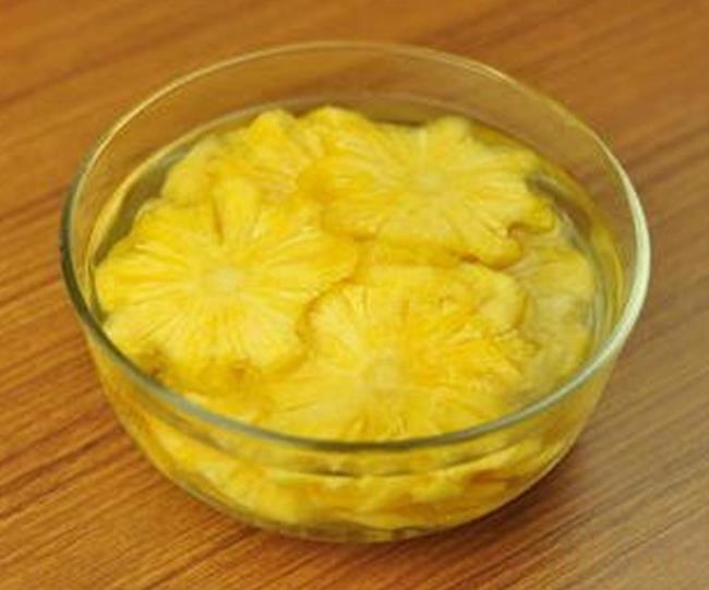 菠萝放一晚要泡着水吗（菠萝属于什么植物）