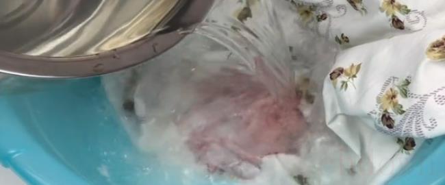 血迹弄到床单上怎么样才能洗干净（柠檬汁水和盐轻松去除血迹）