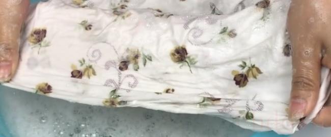 血迹弄到床单上怎么样才能洗干净（柠檬汁水和盐轻松去除血迹）