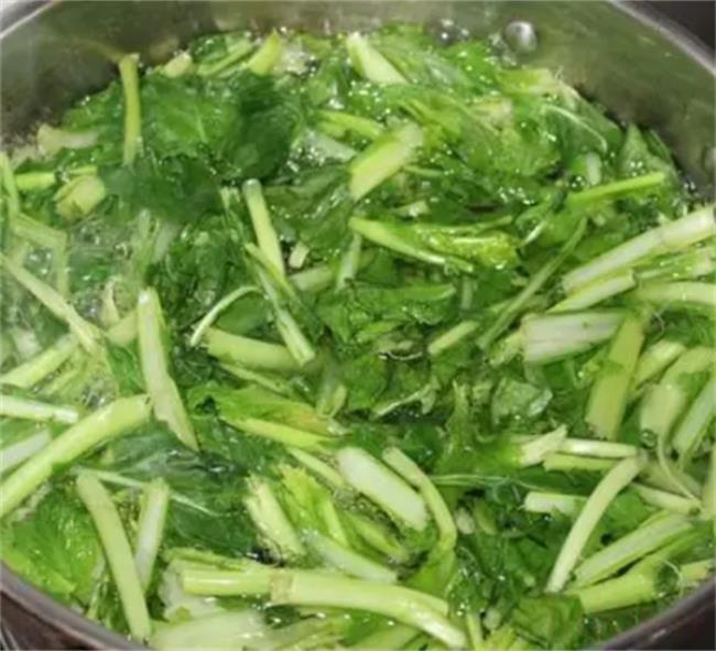 苔菜为什么吃前要焯一下水（焯水是为了去除有害物质）