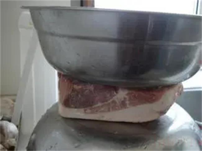 如何快速解冻肉类（用微波炉可以快速解冻）