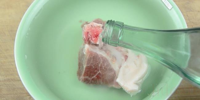 冰冻肉块怎么快速解冻（冰冻肉块快速解冻麻烦吗）