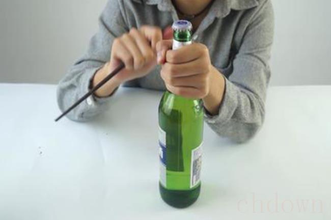 没有起子怎么开啤酒瓶（啤酒瓶盖的材质）