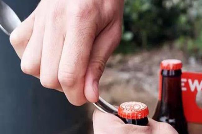 没有起子怎么开啤酒瓶（啤酒瓶盖的材质）
