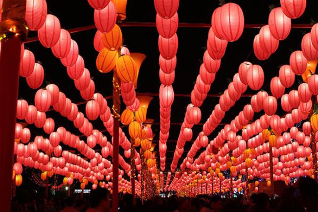 元宵节的节日风俗有哪些（元宵节会吃什么食物）
