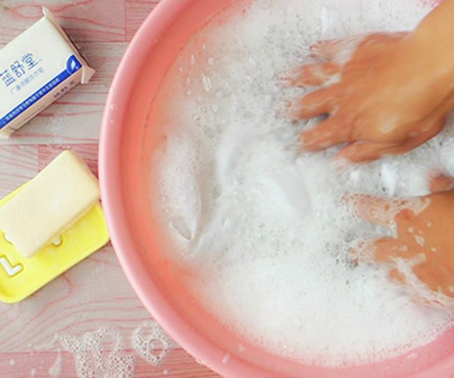 衣服上有墨水用什么可以洗掉（衣服上的墨水可用洗衣液洗掉）