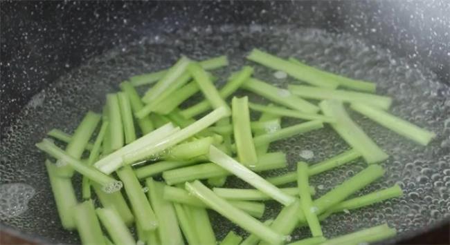 芹菜花生米凉菜怎么做（芹菜花生米凉菜的营养价值）
