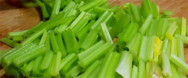 芹菜怎么保存时间长还新鲜（保存芹菜要保持充足的水分）