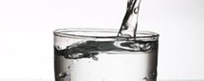 普通水盐水糖水同时放在冰箱里哪个先结冰